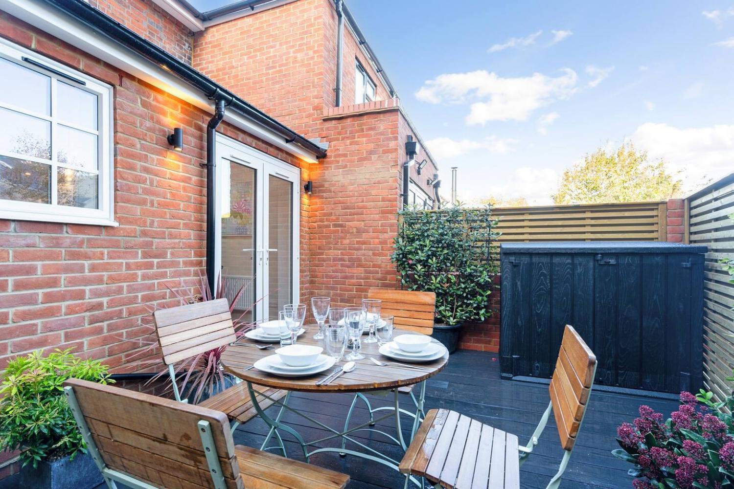2 Bedrooms Stunning Westgate Cottage Retreat, Central Winchester, Free On-Street Parking Permit, With Garden Close To Cathedral - Sleeps 6, Pets Are Welcome, Summer Special Offer! - By Blue Puffin Stays 外观 照片