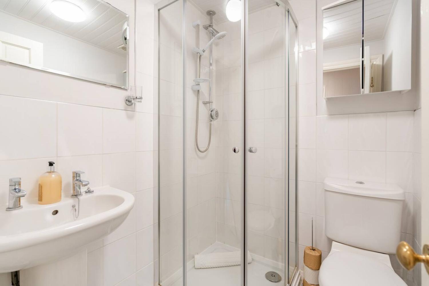 2 Bedrooms Stunning Westgate Cottage Retreat, Central Winchester, Free On-Street Parking Permit, With Garden Close To Cathedral - Sleeps 6, Pets Are Welcome, Summer Special Offer! - By Blue Puffin Stays 外观 照片