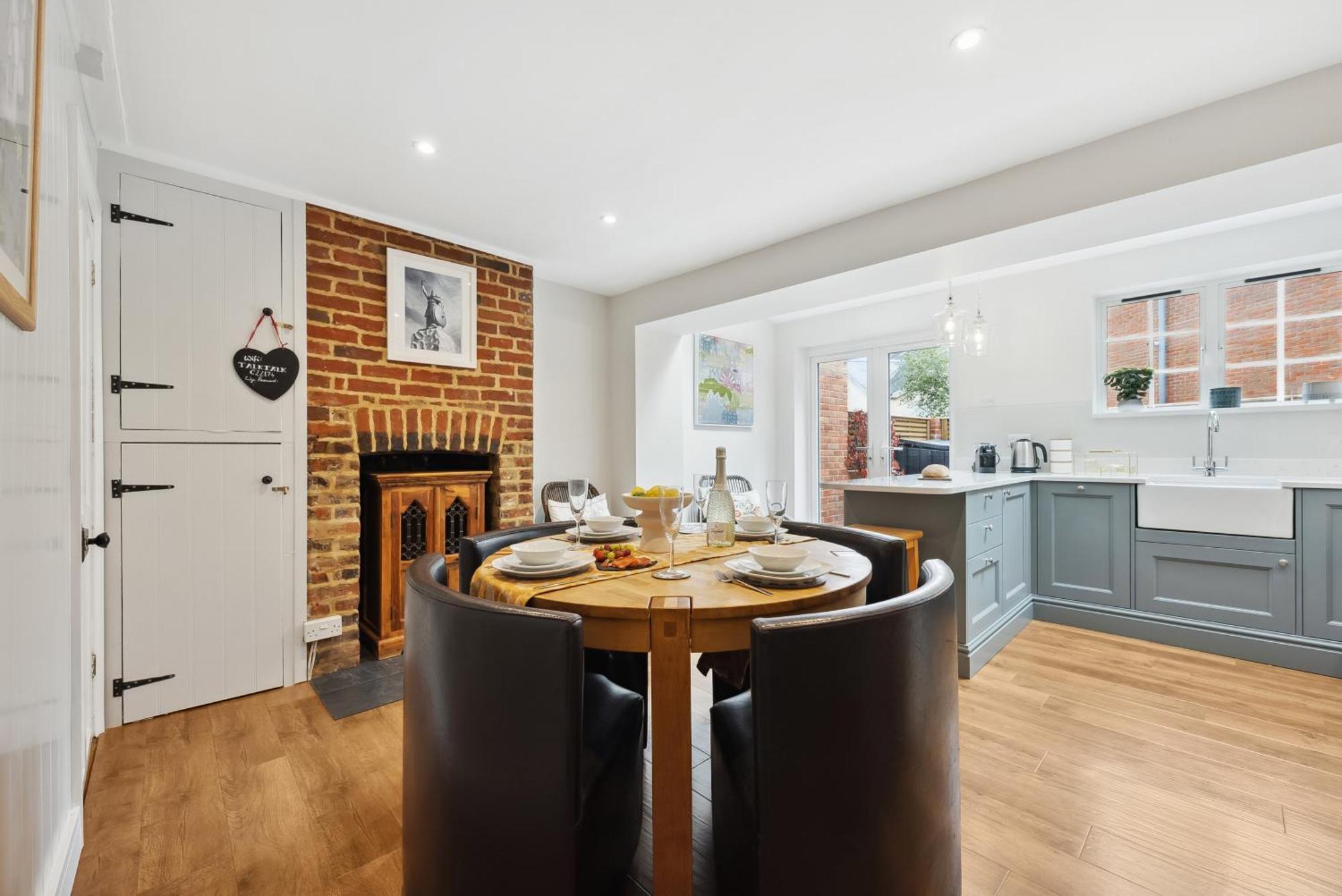 2 Bedrooms Stunning Westgate Cottage Retreat, Central Winchester, Free On-Street Parking Permit, With Garden Close To Cathedral - Sleeps 6, Pets Are Welcome, Summer Special Offer! - By Blue Puffin Stays 外观 照片