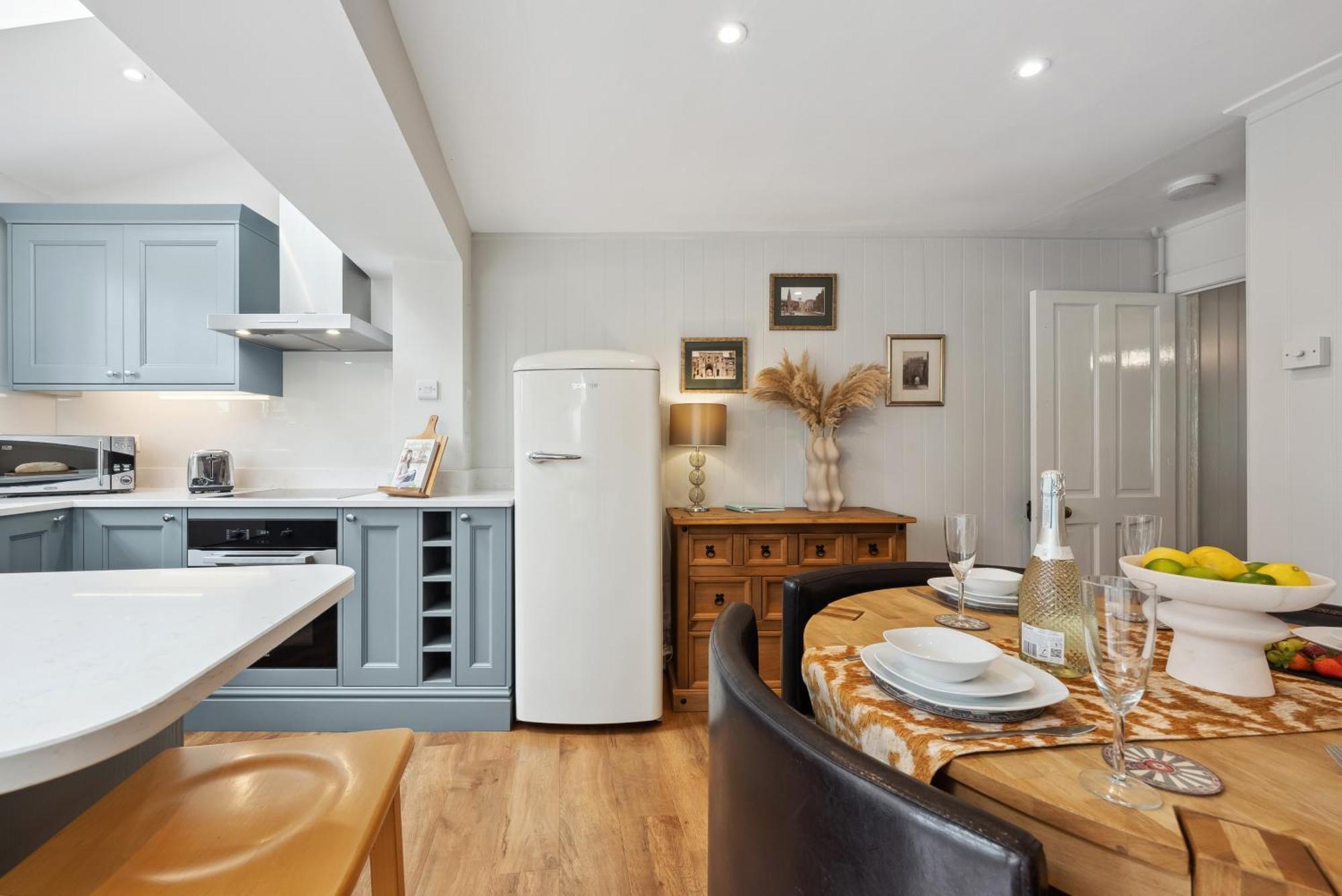 2 Bedrooms Stunning Westgate Cottage Retreat, Central Winchester, Free On-Street Parking Permit, With Garden Close To Cathedral - Sleeps 6, Pets Are Welcome, Summer Special Offer! - By Blue Puffin Stays 外观 照片