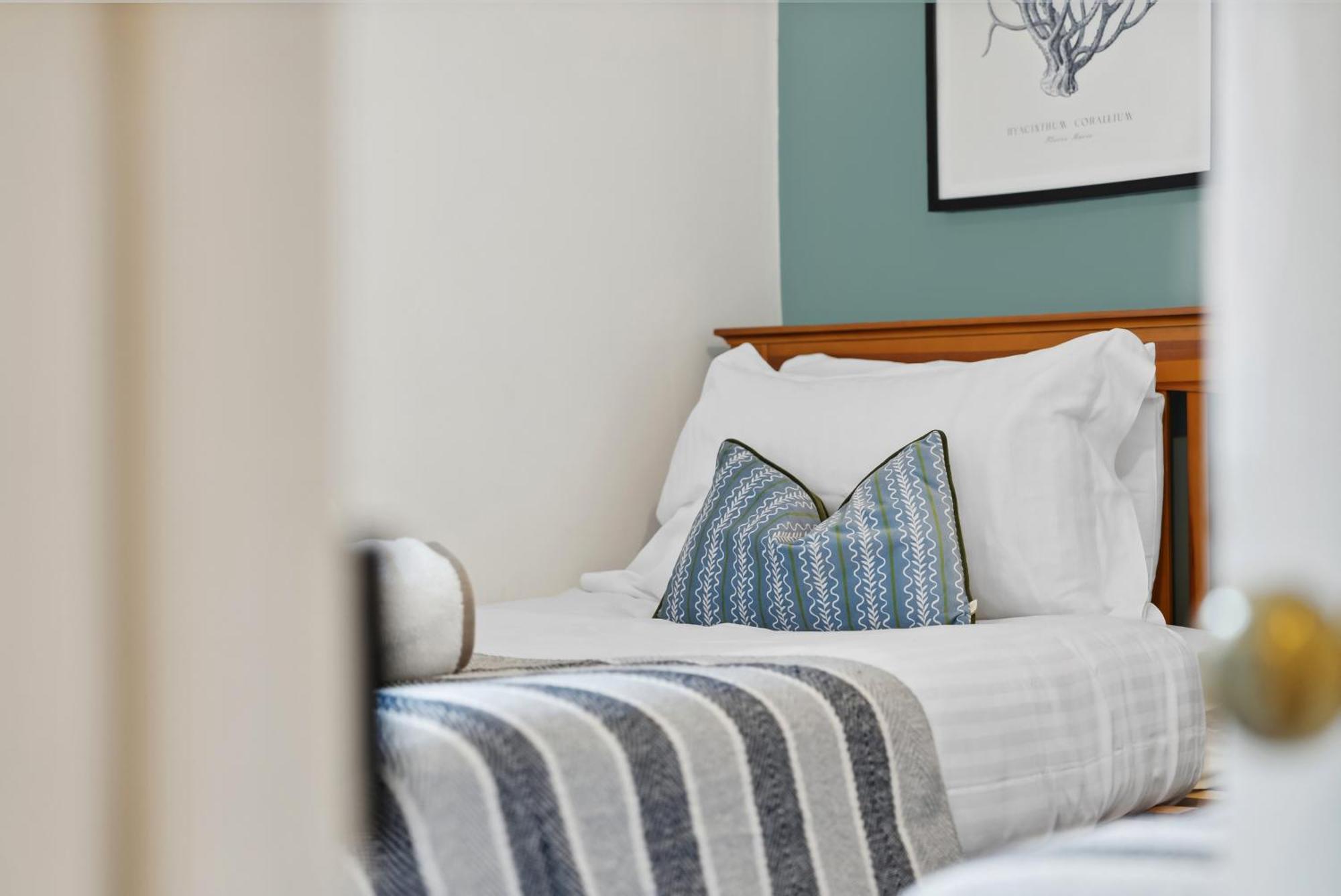 2 Bedrooms Stunning Westgate Cottage Retreat, Central Winchester, Free On-Street Parking Permit, With Garden Close To Cathedral - Sleeps 6, Pets Are Welcome, Summer Special Offer! - By Blue Puffin Stays 外观 照片